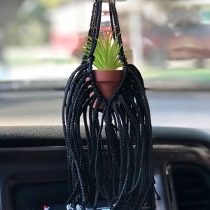 Macrame car plant hanger w/plant